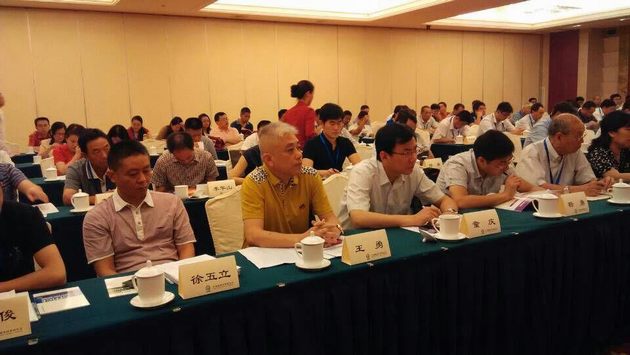 图3、尊龙凯时官网版登录企业市场总监王勇（左二）特邀代表参会