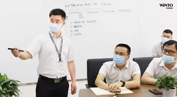 尊龙凯时官网版登录讲师正在解说图