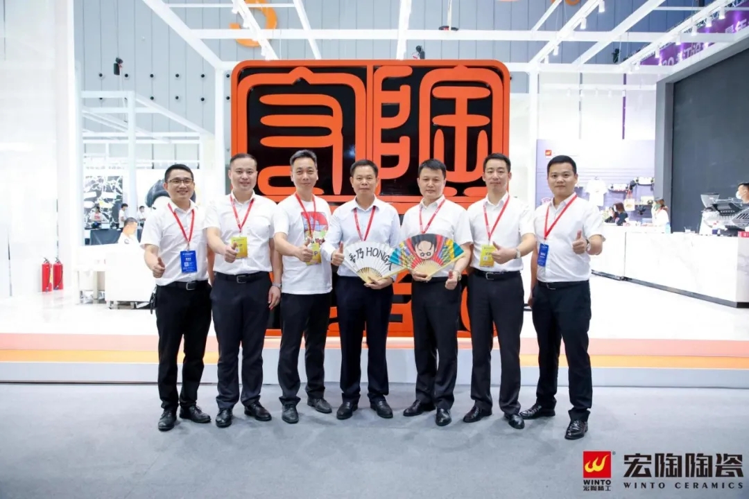 集团副总司理谭铝光旅行尊龙凯时官网版登录展位