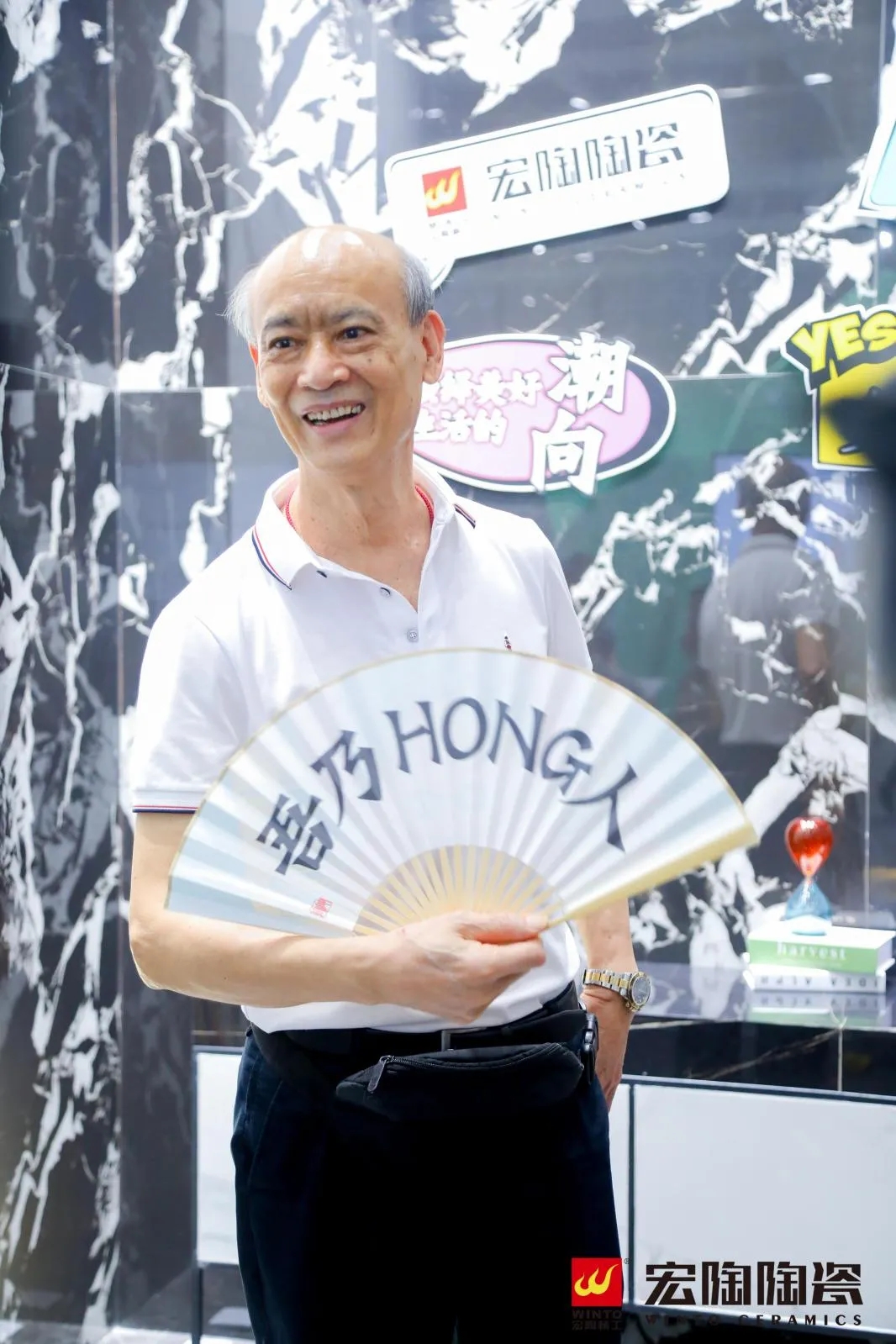 欧家瑞手持尊龙凯时官网版登录文创礼物