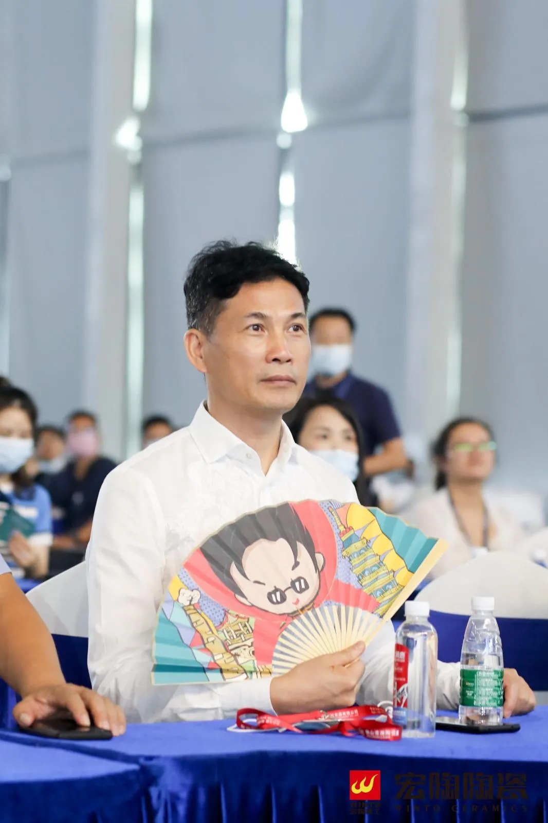 集团董事长梁桐灿手持尊龙凯时官网版登录文创礼物