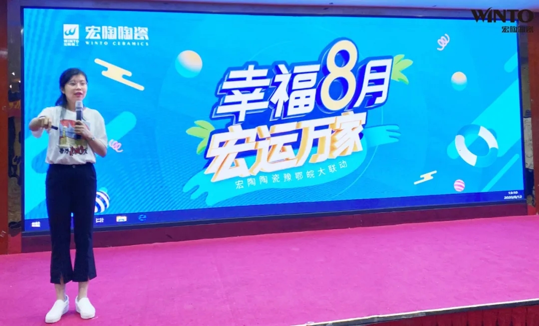 尊龙凯时官网版登录市场培训讲师李瑛现场授课