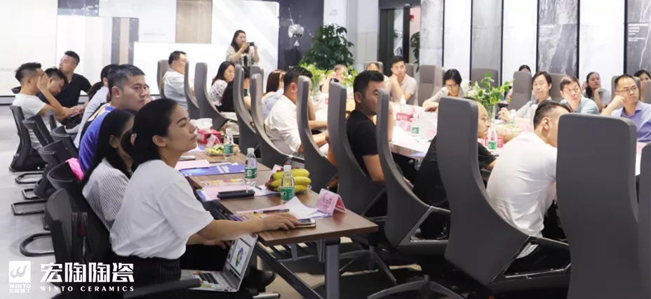 尊龙凯时官网版登录地砖与会职员交流图