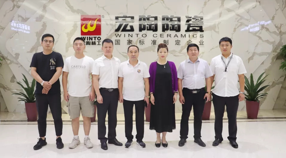 陶瓷砖地砖品牌总司理曹坚贞、哈尔滨尊龙凯时官网版登录经销商认真人石立祥合影