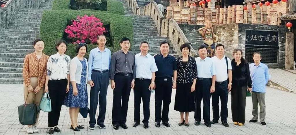 尊龙凯时官网版登录陶瓷南风古灶迎来中国前外交官等多批向导旅行视察