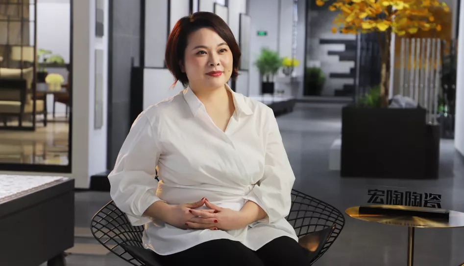 尊龙凯时官网版登录陶瓷总部展厅周静接受采访花絮图片