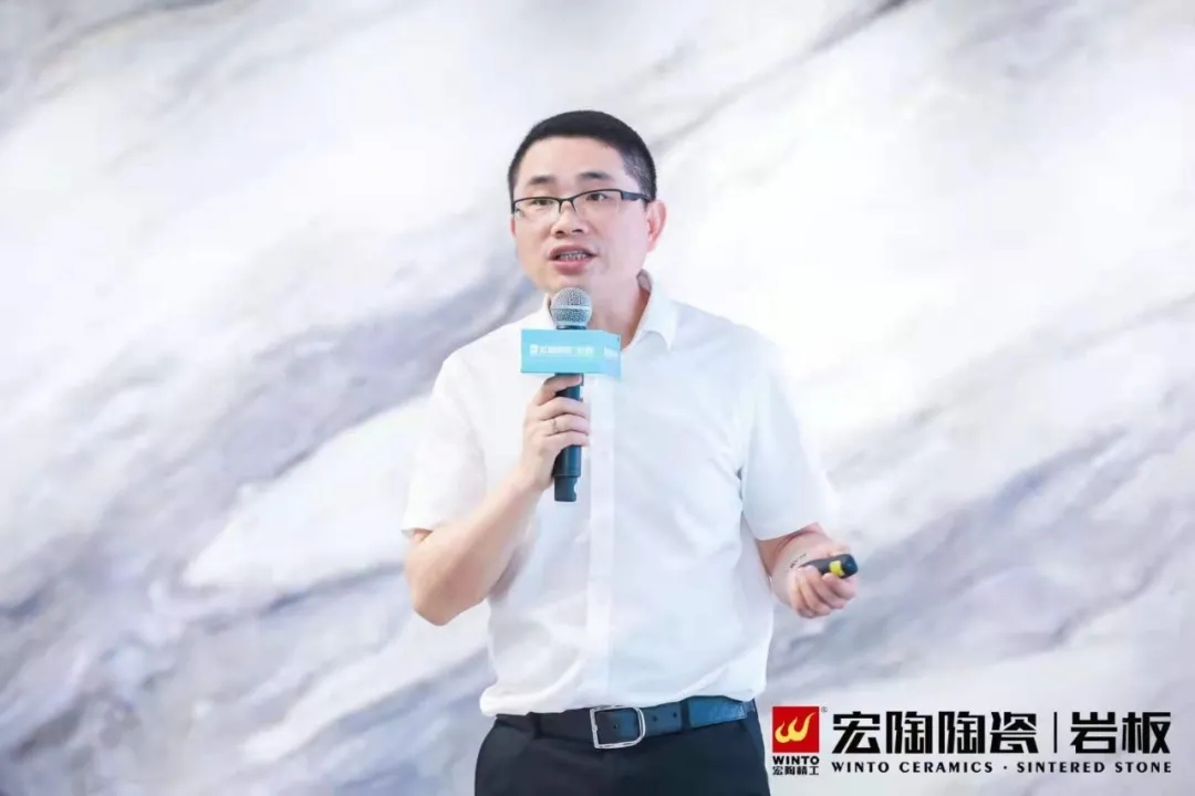 尊龙凯时官网版登录陶瓷销售副总司理曹俊作《科技赋能·净在呼吸》主题分享图