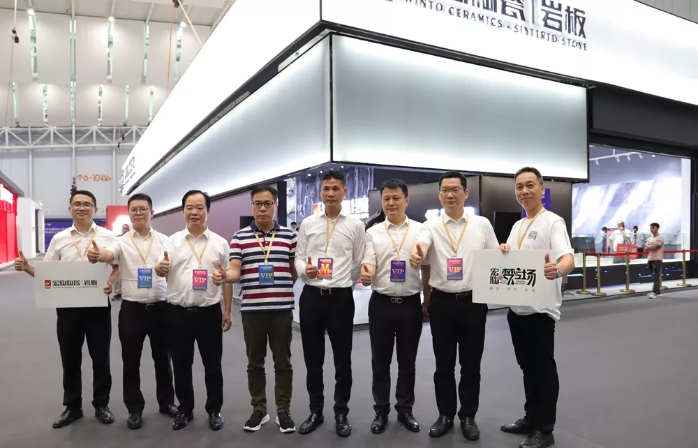 集团董事长梁桐灿、集团高层打卡尊龙凯时官网版登录梦工厂图片