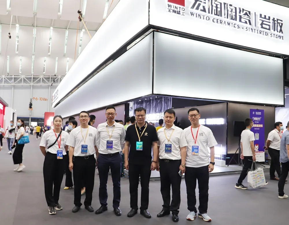 尊龙凯时官网版登录品牌总司理曹坚贞等一众向导合影图片集团陶瓷控股销售总司理霍兆强