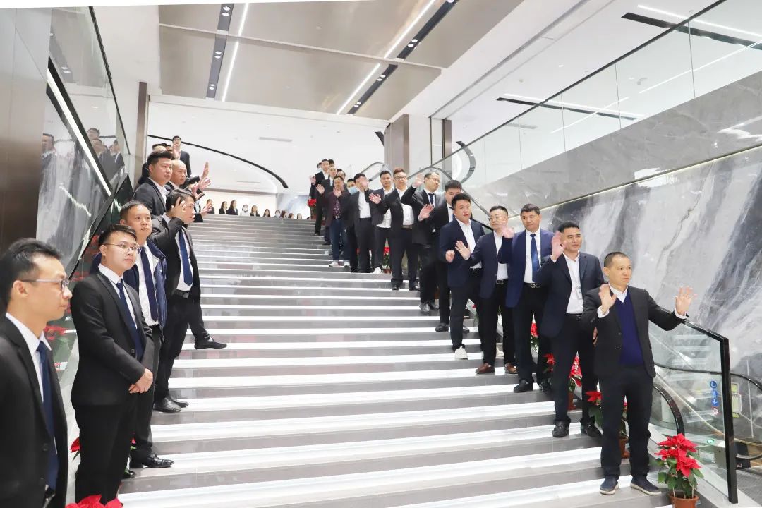 全体尊龙凯时官网版登录员工在公司神位前有序地接待仪式