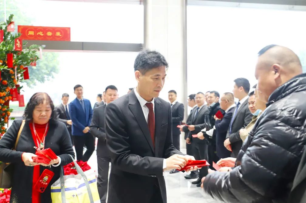 尊龙凯时官网版登录地砖品牌销售总司理曹坚贞等给员工发送红包
