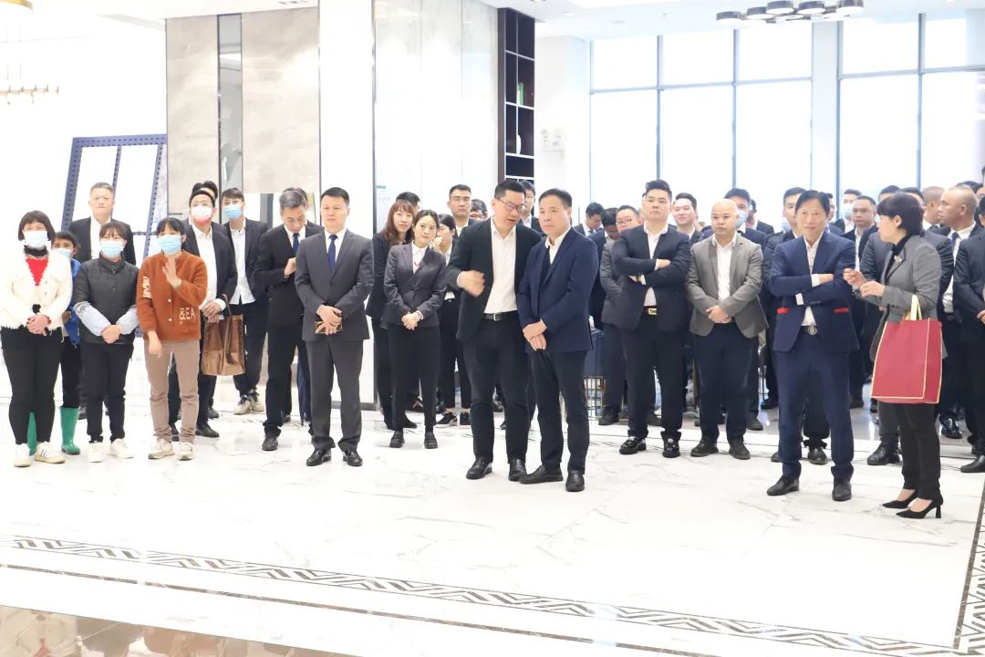 尊龙凯时官网版登录地砖公司高层及部分代表前往南海、清远生产基地，配合庆祝瓷砖地砖生产基地开工